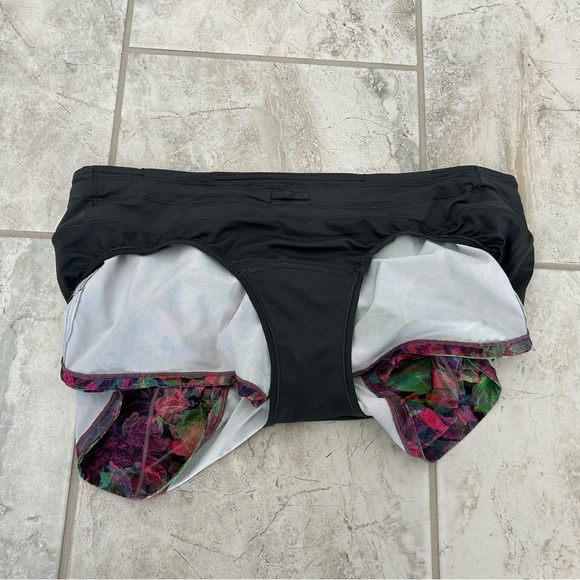 Lululemon Speed Up Low-Rise Lined Short 2.5" Vivid Floral Tone Multi
Size 10 - Picture 8 of 12